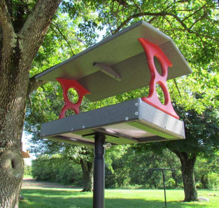 Recycled Poly Fly-Thru Feeder Large Red/Gray